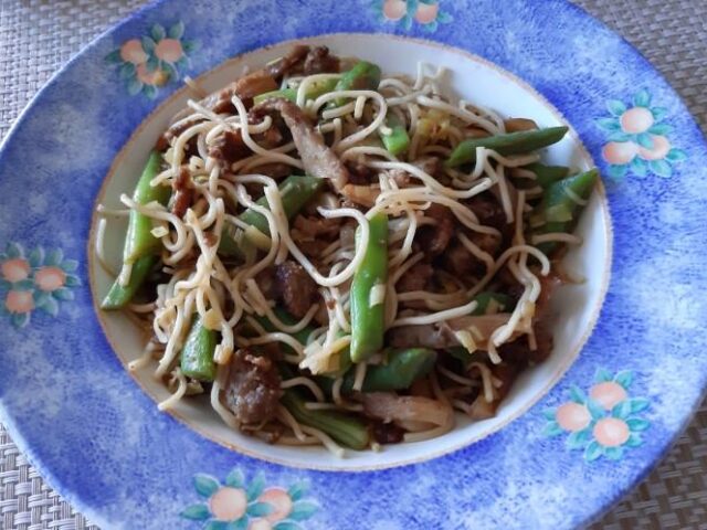 Mie met gehakt, sperziebonen en oesterzwammen