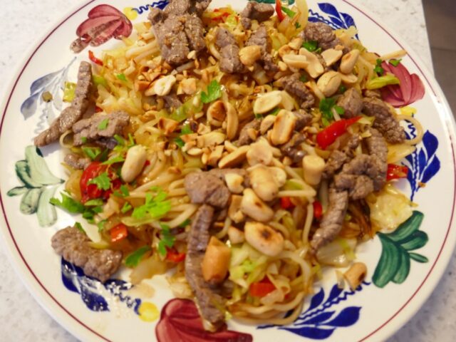 Spitskool met puntpaprika en biefstukreepjes uit de wok