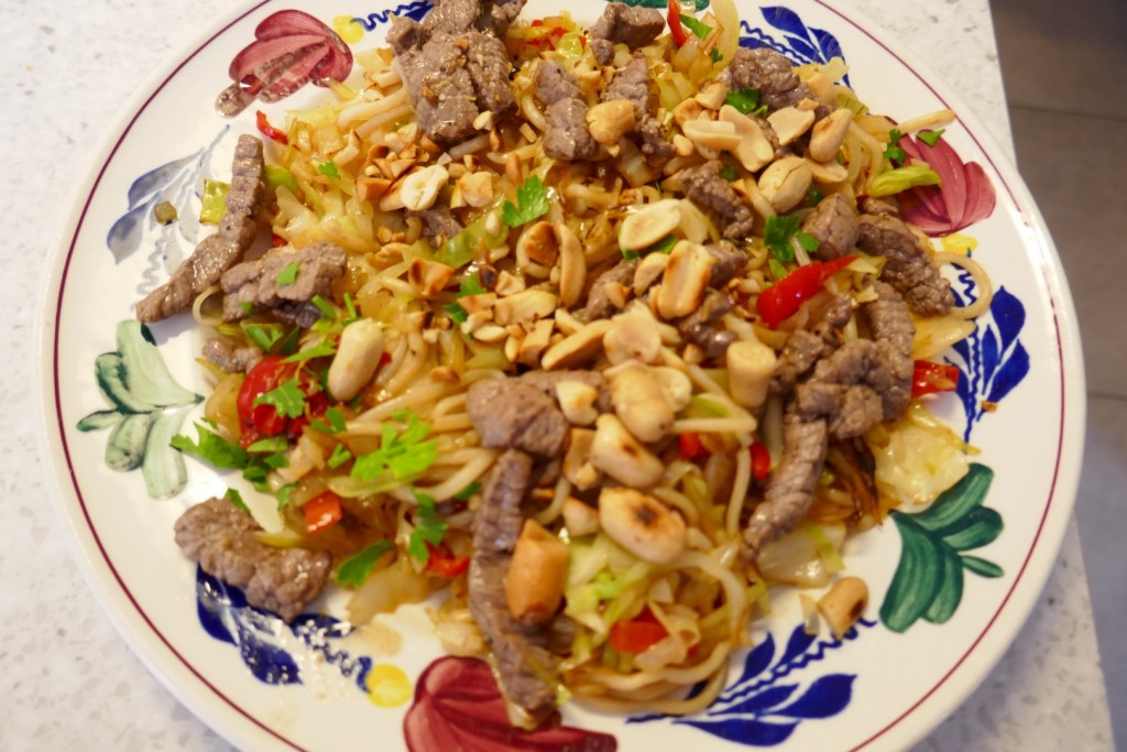 Spitskool met puntpaprika en biefstukreepjes uit de wok