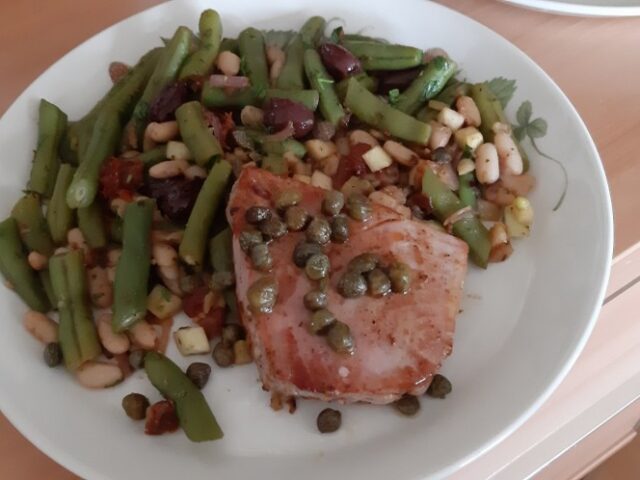 Tonijnsteak met kappertjessaus en gemengde bonen
