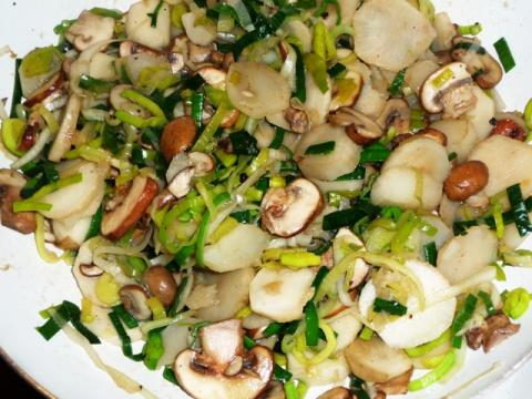 Aardperen met prei en champignons