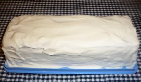 IJscake met rode bessen