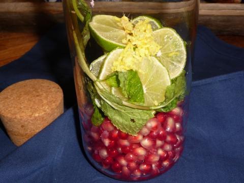 Tafelwater met granaatappel, limoen, munt en gember