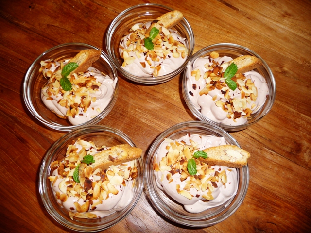 Italiaans amarena mascarpone dessert met cantuccini