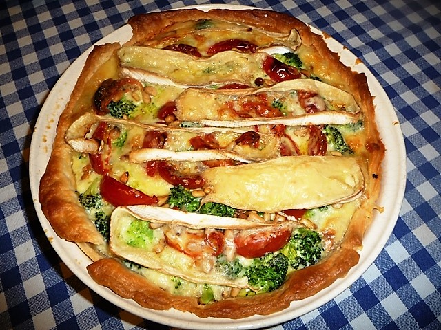 Quiche met broccoli, zongedroogde tomaatjes en brie