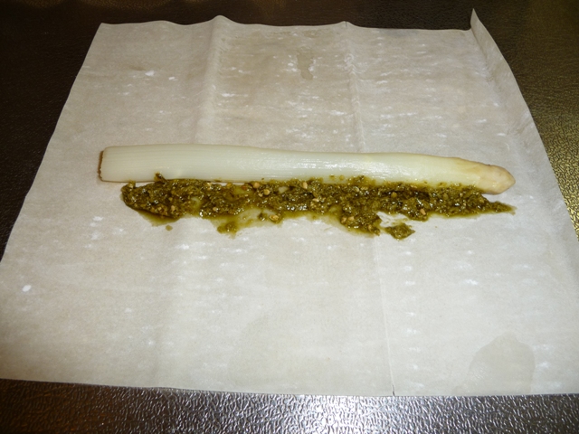Asperge loempia met ei/pestosaus