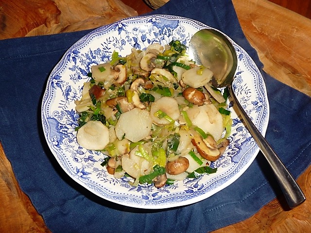 Aardperen met prei en champignons
