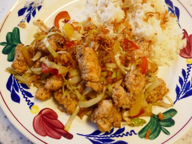 Gewokte spitskool met kip en paprika