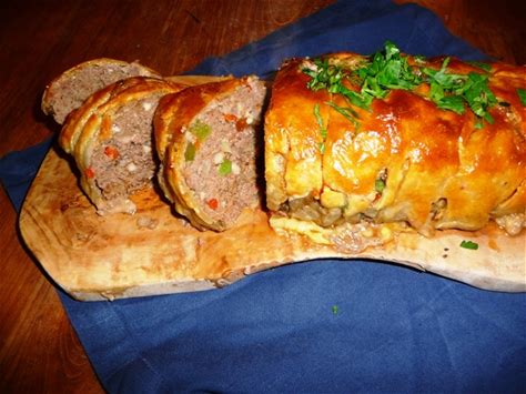 Hackbraten in bladerdeeg met kaas en paprika