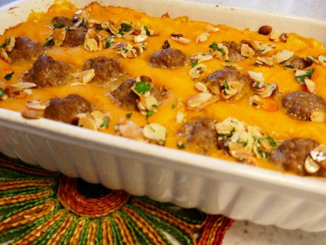 Ovenschotel met pompoenstamppot , gehaktballetjes en amandel.
