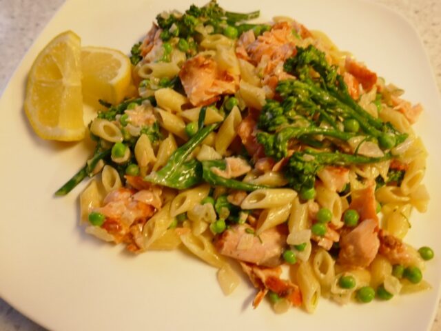 Penne met aspergebroccoli , tuinerwtjes en warm gerookte zalm.