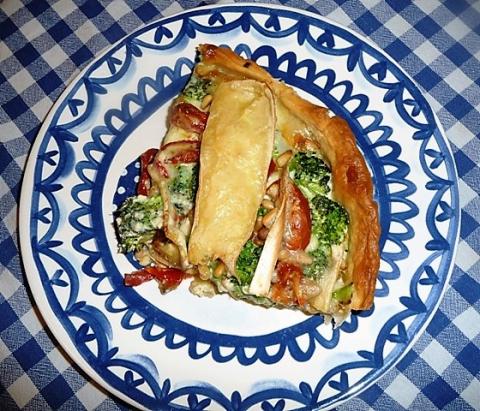 Quiche met broccoli, zongedroogde tomaatjes en brie