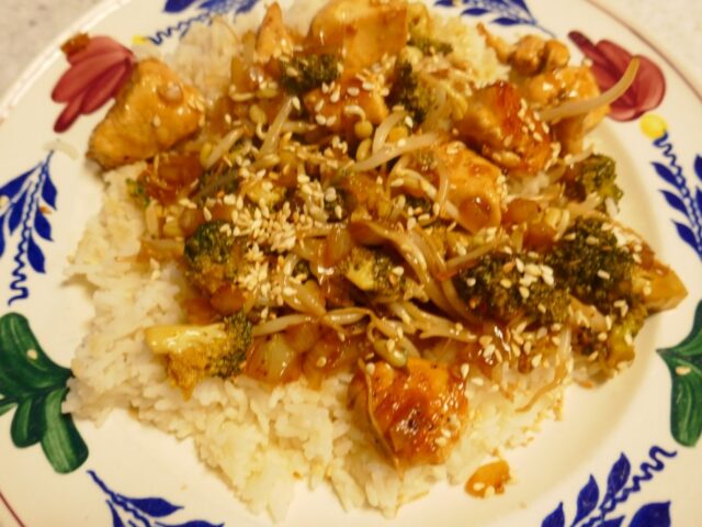 Roerbak broccoli, kip en rijst