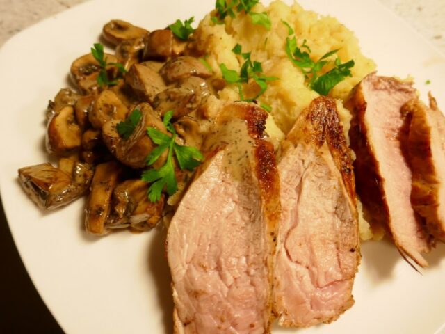 Romige champignonsaus met varkenshaas op een bedje van knolselderij-puree