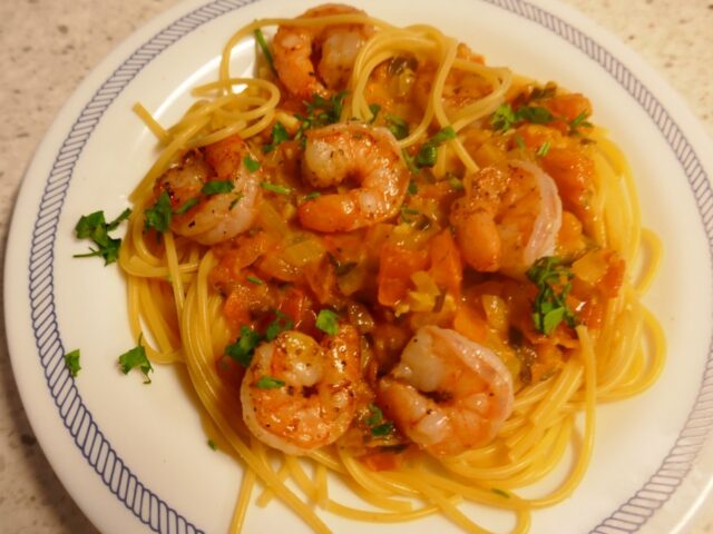Spaghetti met verse, kruidige, romige tomatensaus en grote garnalen
