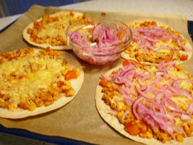Tostada met kipgehakt en rode ui