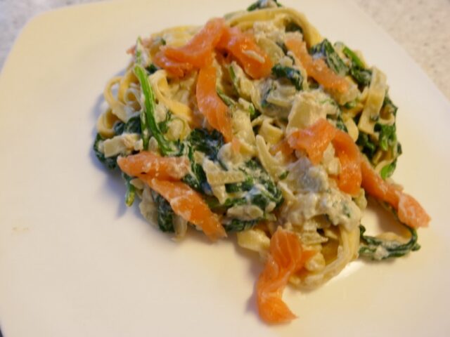 Verse pasta met spinazie en gerookte zalm