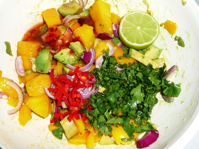 Exotische salade met mango en avocado