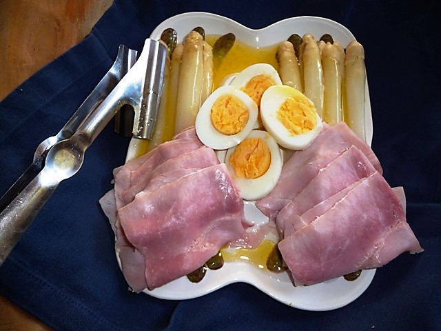 Klassieke asperges op Brabantse wijze