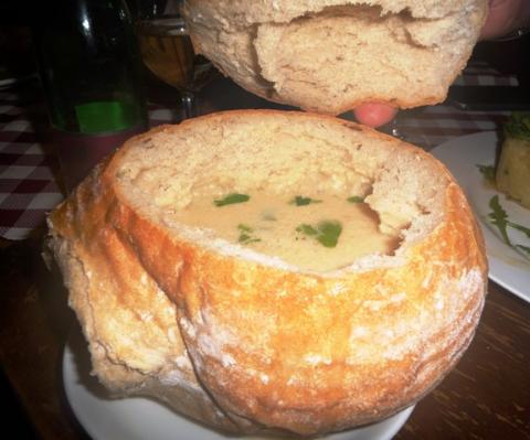 Romige knoflooksoep in brood