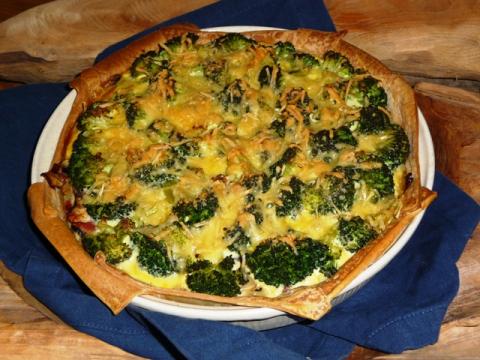 Hartige taart met broccoli, champignons en spekjes