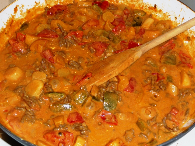 Gehaktstoofje met paprika, tomaat en asperges