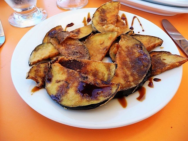 Berenjenas fritas con miel de caña