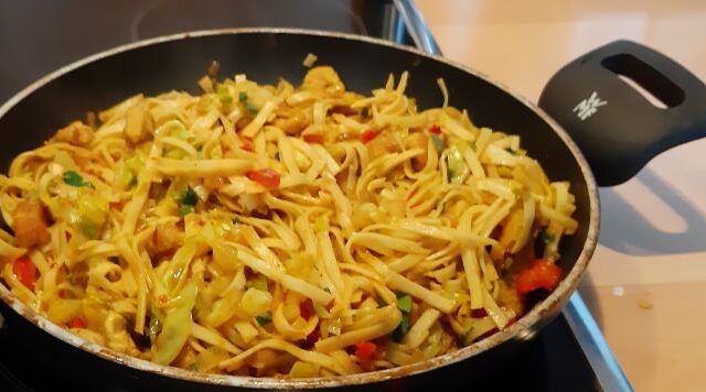 Bami met kalkoen, spitskool en curry madras