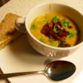 Erwtensoep met krokante chorizo en geroosterde paprika