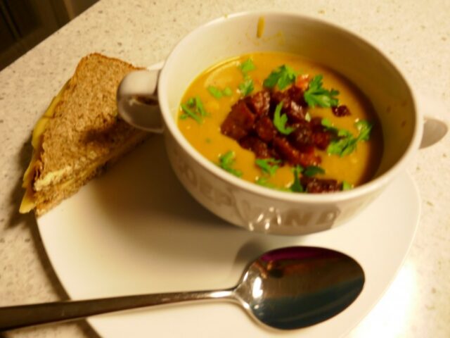 Erwtensoep met krokante chorizo en geroosterde paprika