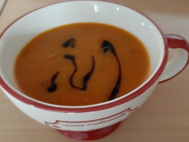Geroosterde pompoensoep met tomaten
