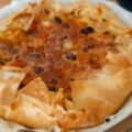 Hartige taart van filodeeg met pompoen, feta, tomaatjes en olijven