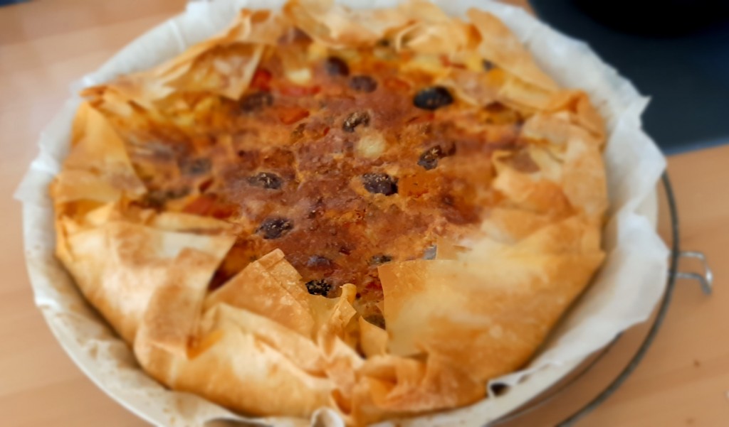 Hartige taart van filodeeg met pompoen, feta, tomaatjes en olijven