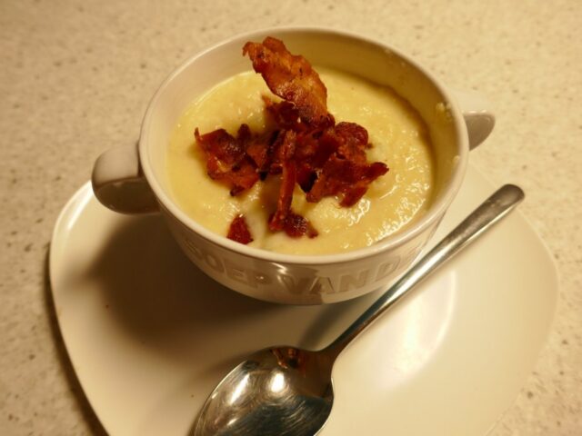 Knolselderijsoep met knapperige bacon