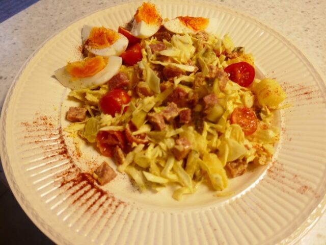 Maaltijdsalade met salami en spitskool