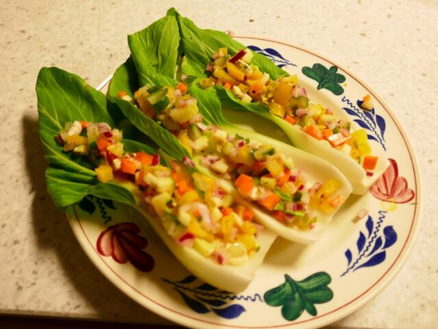 Rauwkostsalade in bakjes van Shanghai Paksoi