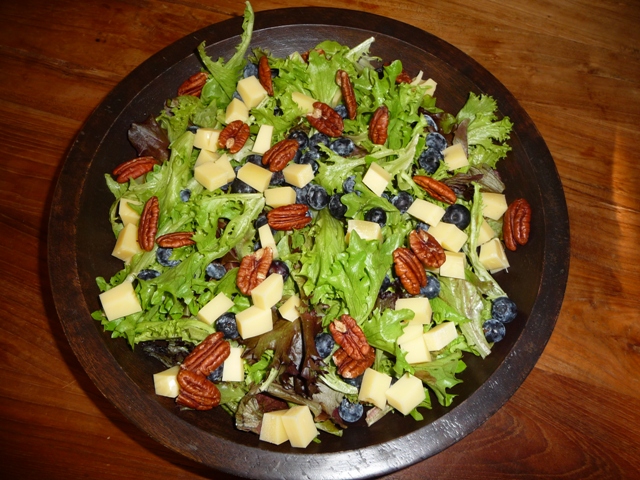 Salade met blauwe bessen, kaas en noten
