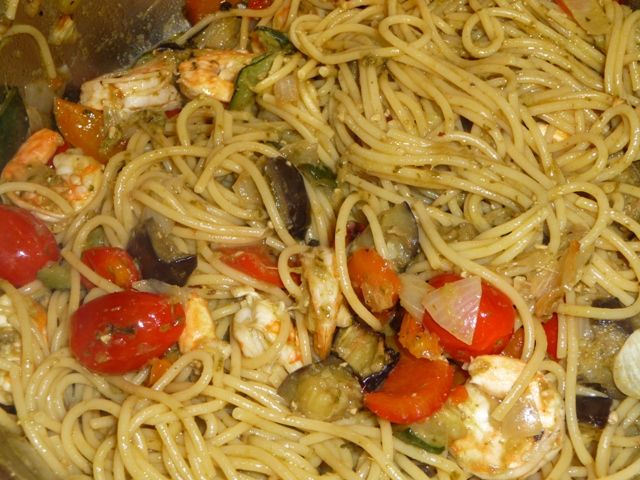 Spaghetti met gegrilde groenten, garnalen, mozzarella en pesto