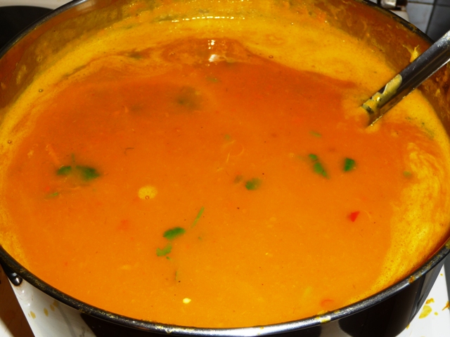 Pompoensoep met sinaasappel, kardemom, kokosmelk en koriander