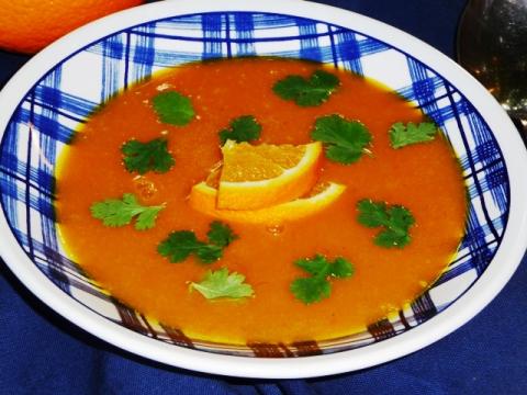 Pompoensoep met sinaasappel, kardemom, kokosmelk en koriander