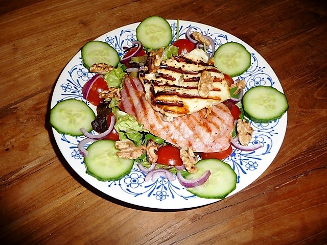 Maaltijdsalade met gegrilde kaas en bacon