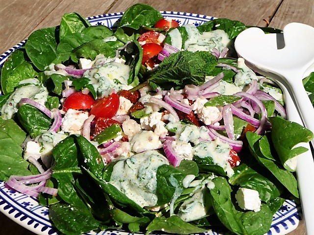 Spinaziesalade met yoghurt munt dressing