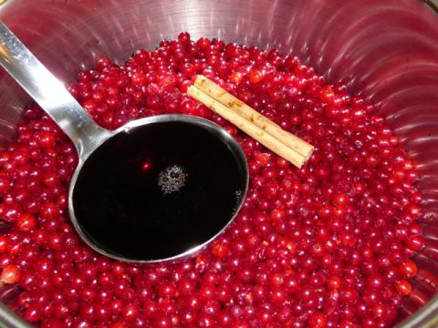 Rode bessenjam met kaneel en likeur (of sap)
