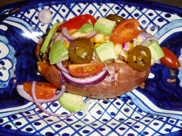 Gepofte zoete aardappel met Mexicaanse vulling