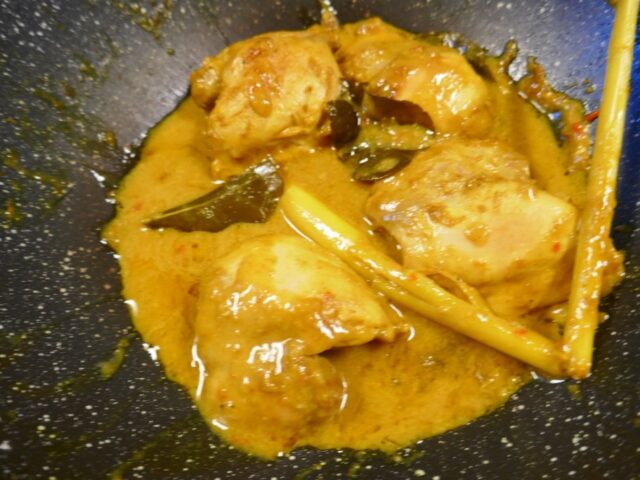 AJAM KALIO gestoofde kip in licht-pittige saus