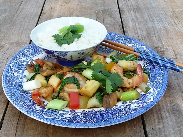 Aziatische wok met asperges, garnalen en zwarte bonensaus