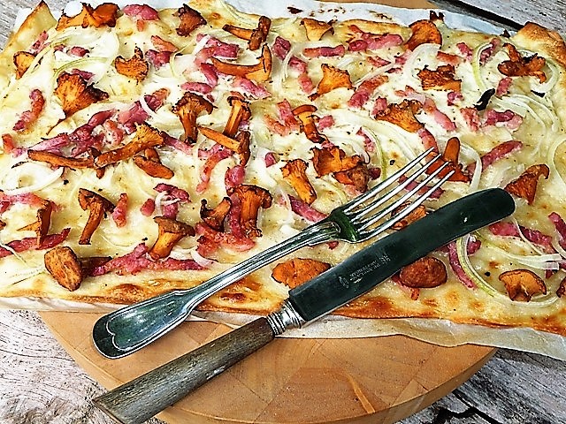 Flammkuchen met verse cantharellen