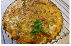 Hartige taart met rundergehakt, spitskool , pindakaas en sambal.