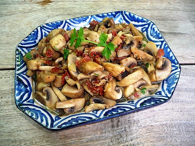 Tapas: Champiñones al Ajillo