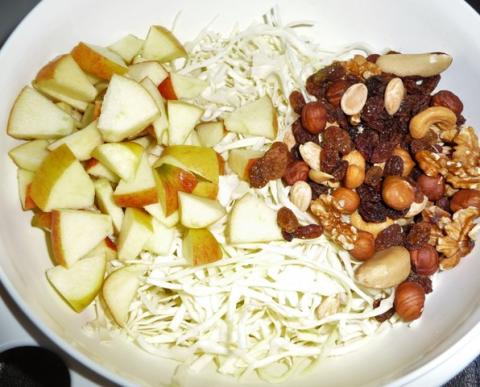 Spitskoolsalade met appel en studentenhaver